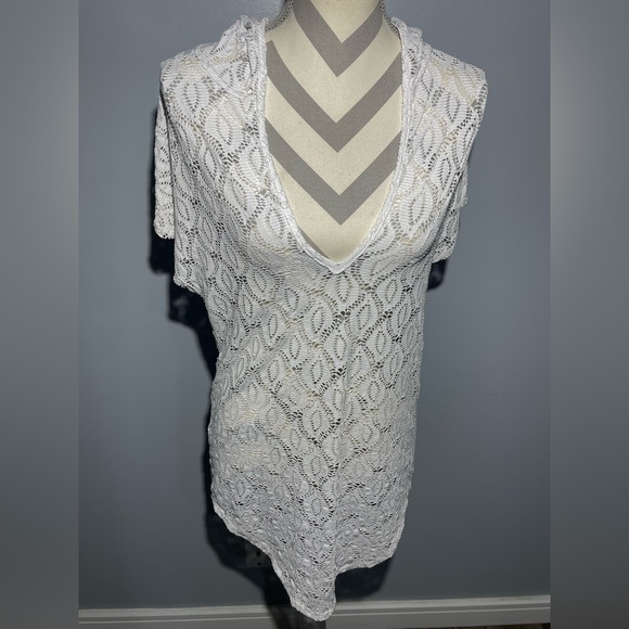 Jordan Taylor Dresses & Skirts - Jordan Taylor White Lace Hooded Cover-Up